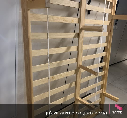מסגרת עץ עם קורות אופקיות וחבלים לבנים
